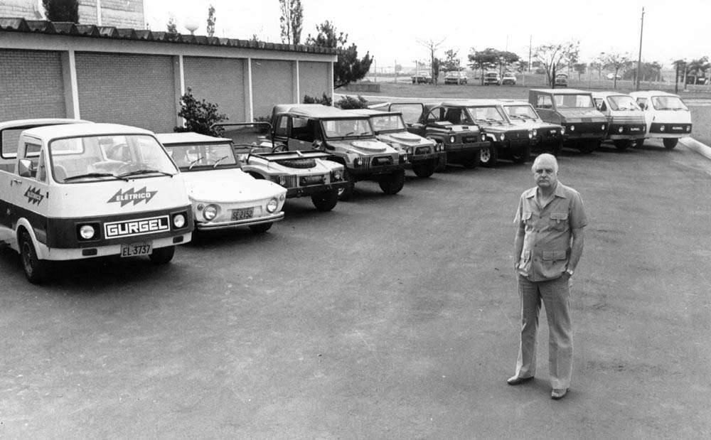 Amaral Gurgel no pátio de sua fábrica com seus veículos