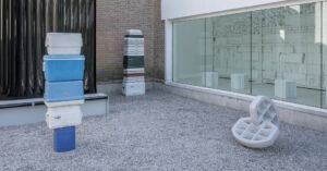 Mostra dos EUA na Bienal de Arquitetura de Veneza explora a paz com o plástico